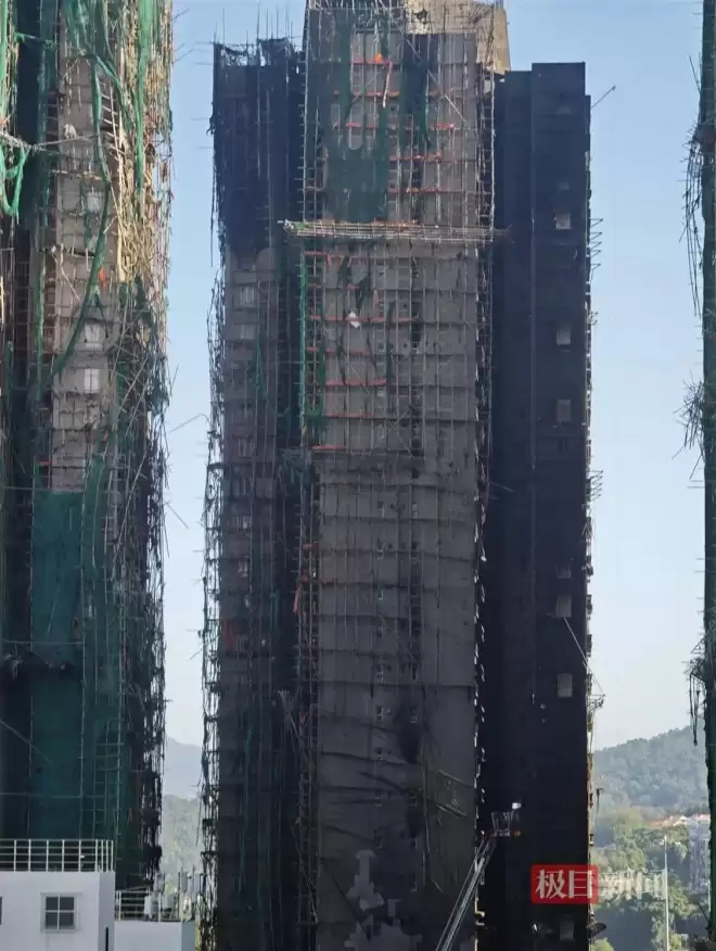 现场实拍：香港起火大楼楼体焦黑 棚网几乎被烧光