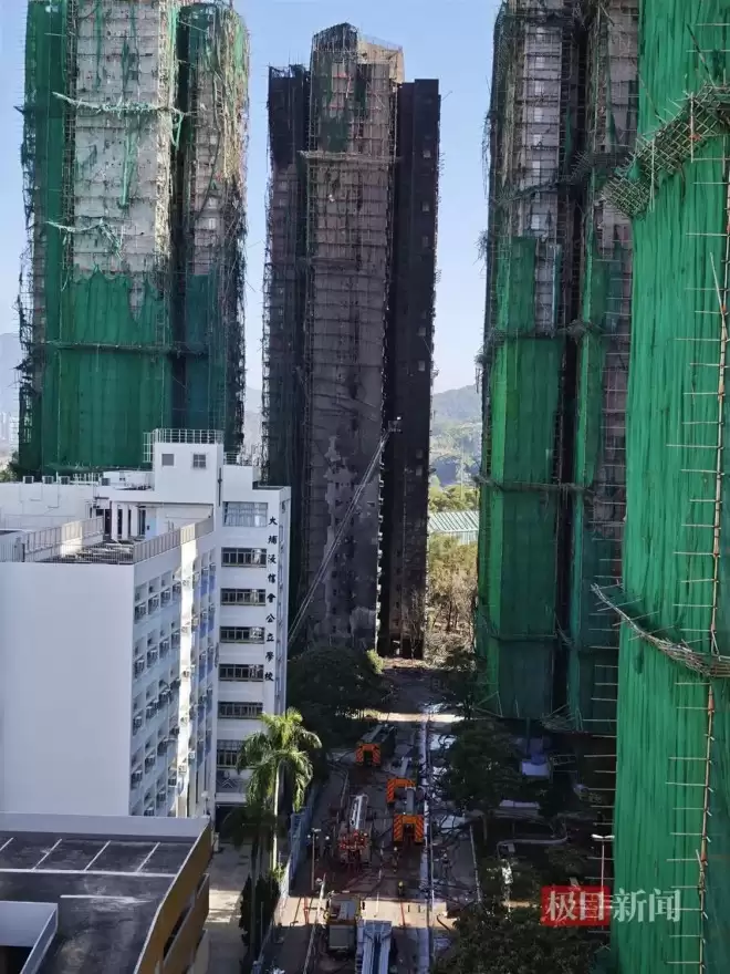 现场实拍：香港起火大楼楼体焦黑 棚网几乎被烧光