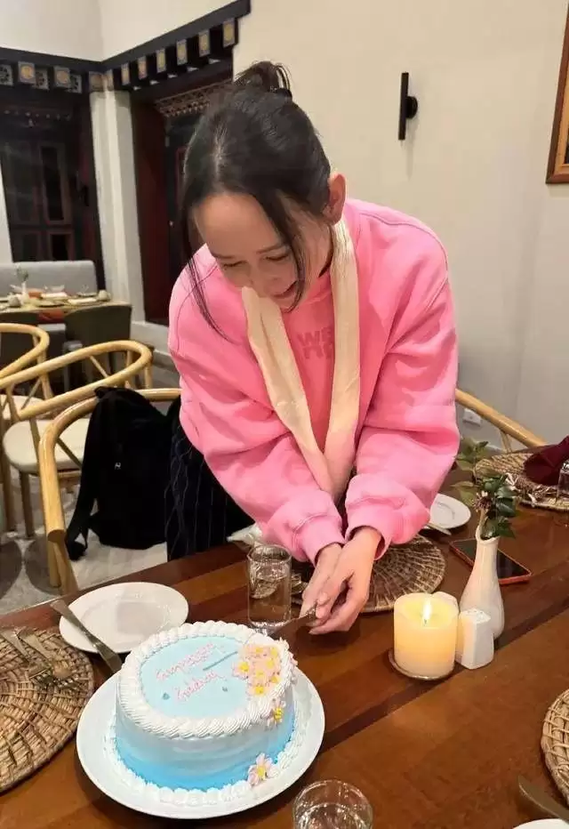 47岁胡静时隔九年在不丹庆生！扎双马尾似少女