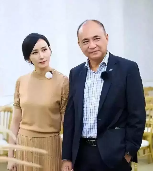 47岁胡静时隔九年在不丹庆生！扎双马尾似少女