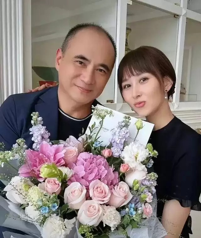 47岁胡静时隔九年在不丹庆生！扎双马尾似少女