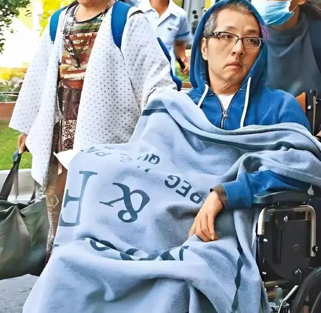 57岁袁惟仁送急诊画面曝光，成植物人三年身形消瘦