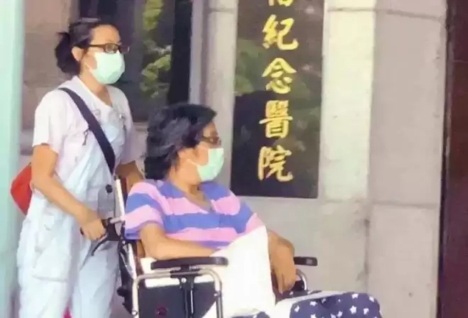 57岁袁惟仁送急诊画面曝光，成植物人三年身形消瘦