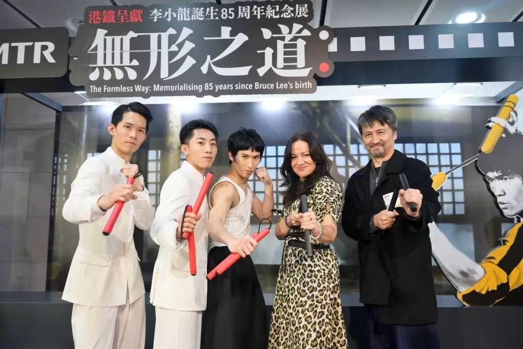 李香凝靠亡父名言治愈丧兄之痛  来港庆祝李小龙85岁诞辰︰感觉爸爸从未离开｜名人杂志