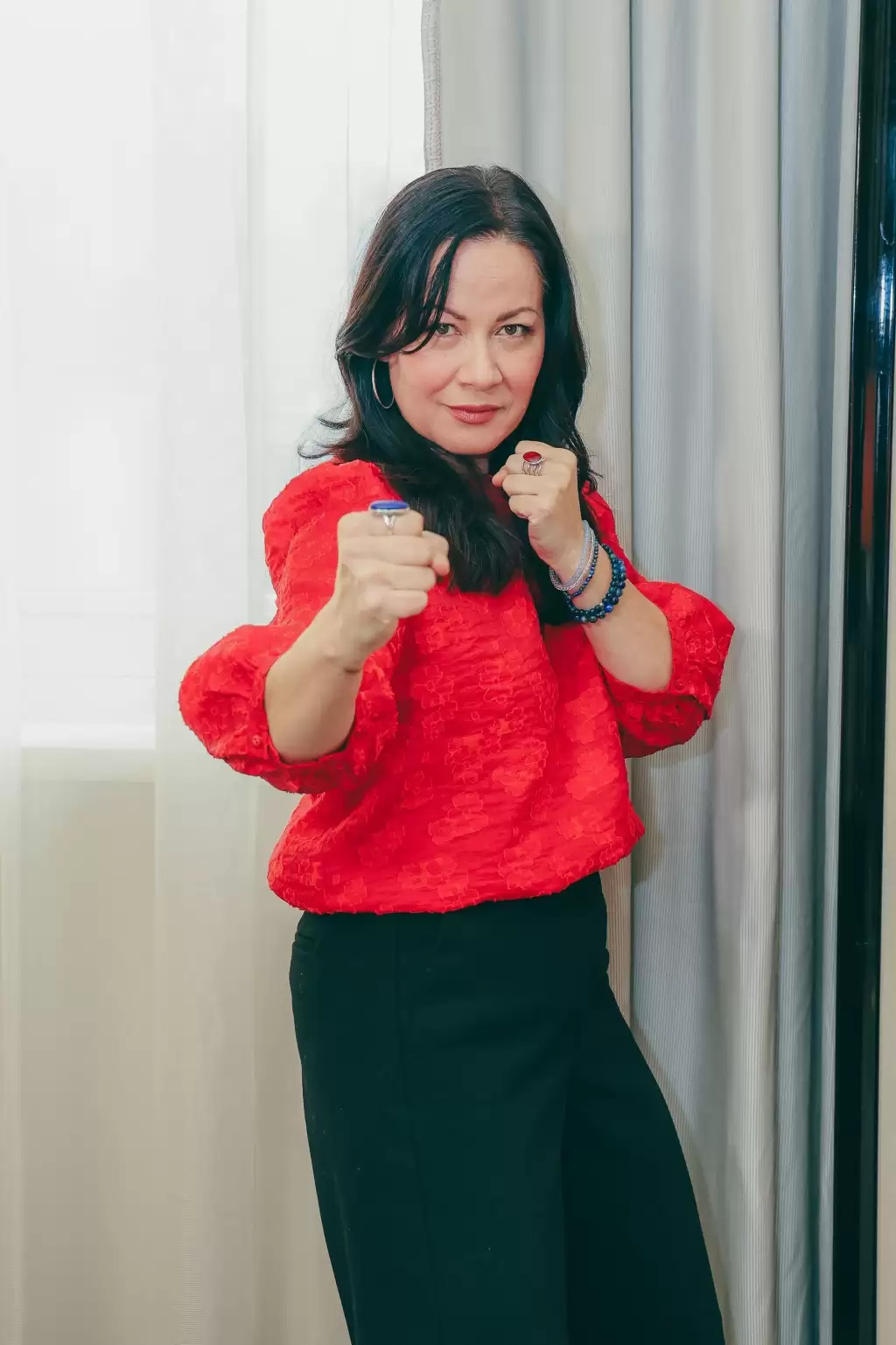 李香凝靠亡父名言治愈丧兄之痛  来港庆祝李小龙85岁诞辰︰感觉爸爸从未离开｜名人杂志