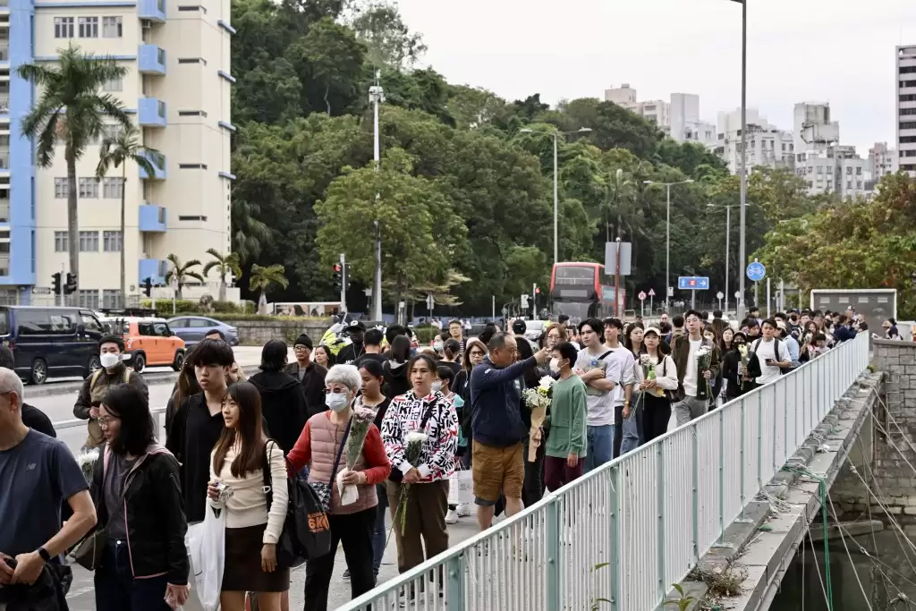港殇︱2公里人龙排队2小时悼念  泪雨花海淹大埔  痛问我城变这样
