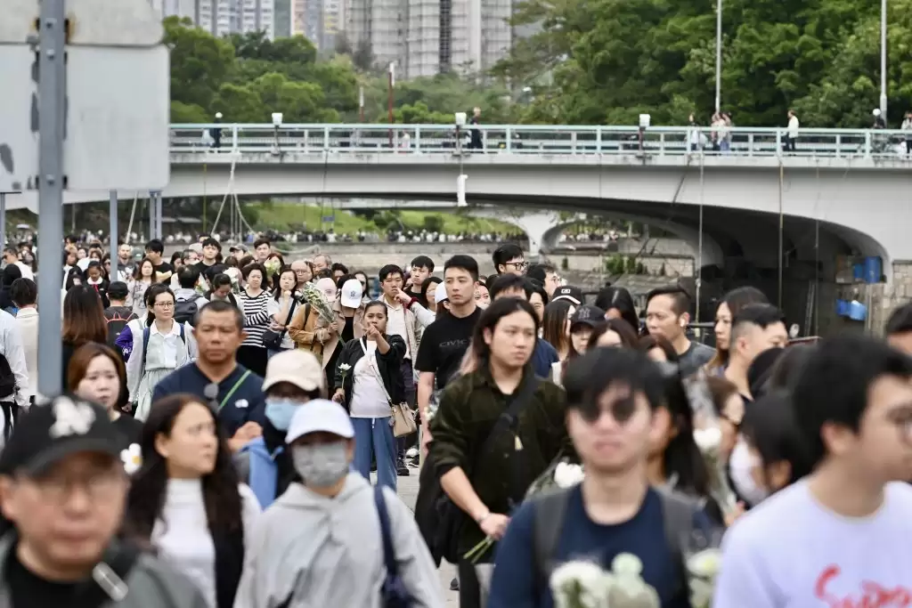 港殇︱2公里人龙排队2小时悼念  泪雨花海淹大埔  痛问我城变这样