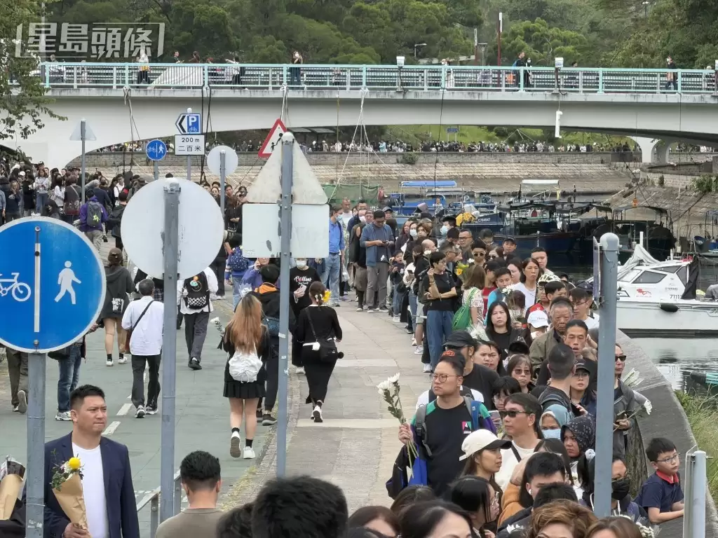 港殇︱2公里人龙排队2小时悼念  泪雨花海淹大埔  痛问我城变这样