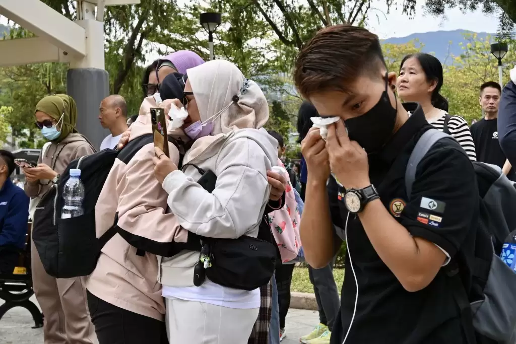 港殇︱2公里人龙排队2小时悼念  泪雨花海淹大埔  痛问我城变这样
