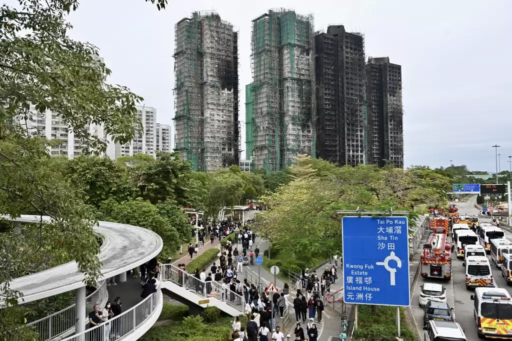 港殇︱2公里人龙排队2小时悼念  泪雨花海淹大埔  痛问我城变这样