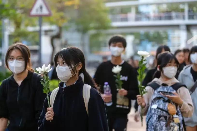 港殇︱2公里人龙排队2小时悼念  泪雨花海淹大埔  痛问我城变这样