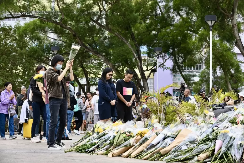 港殇︱2公里人龙排队2小时悼念  泪雨花海淹大埔  痛问我城变这样