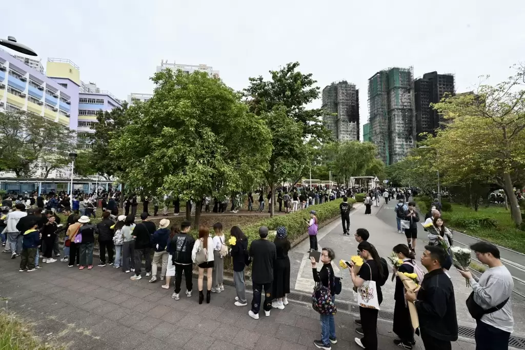 港殇︱2公里人龙排队2小时悼念  泪雨花海淹大埔  痛问我城变这样