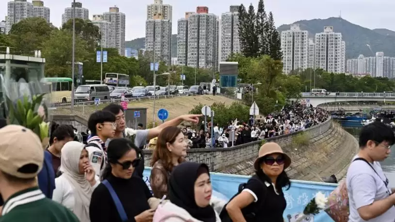 港殇︱2公里人龙排队2小时悼念  泪雨花海淹大埔  痛问我城变这样