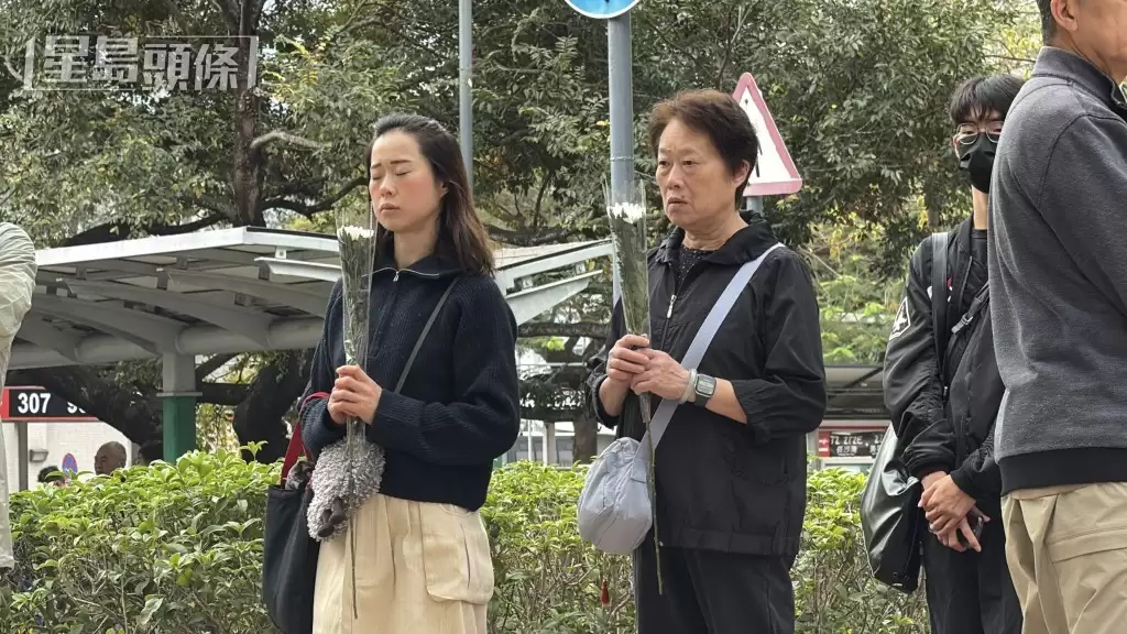 港殇︱2公里人龙排队2小时悼念  泪雨花海淹大埔  痛问我城变这样