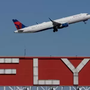 跑道结冰…达美航空降落后冲出滑行道 机头几乎撞地