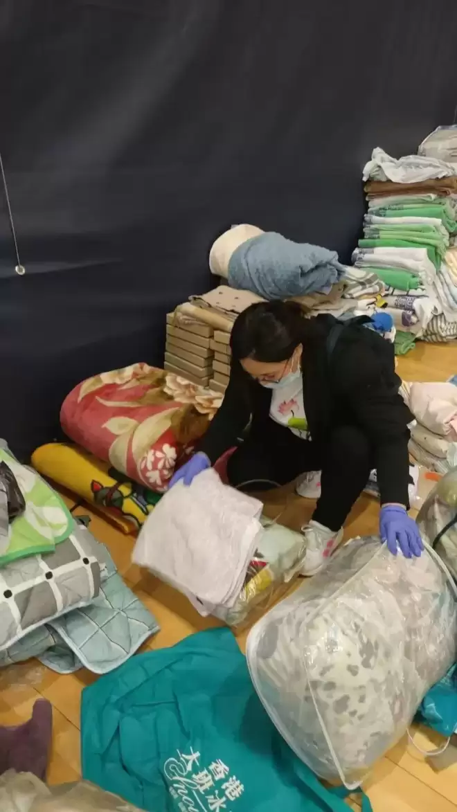 香港火灾中逃出来的不少人两手空空 家当只剩手机