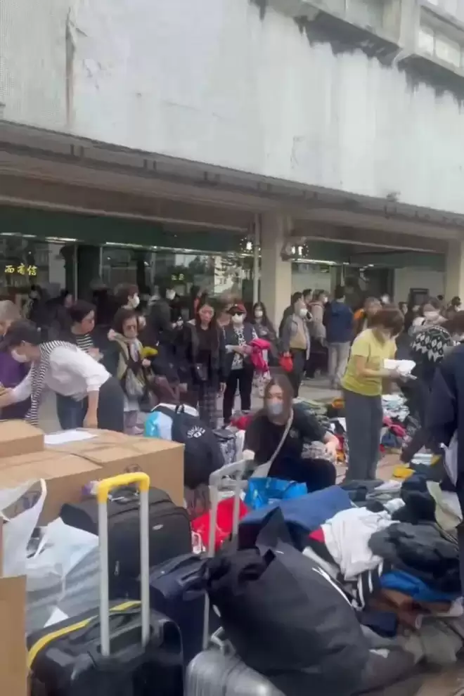 香港火灾中逃出来的不少人两手空空 家当只剩手机