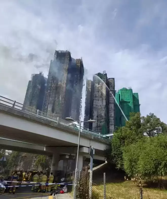 香港火灾中逃出来的不少人两手空空 家当只剩手机