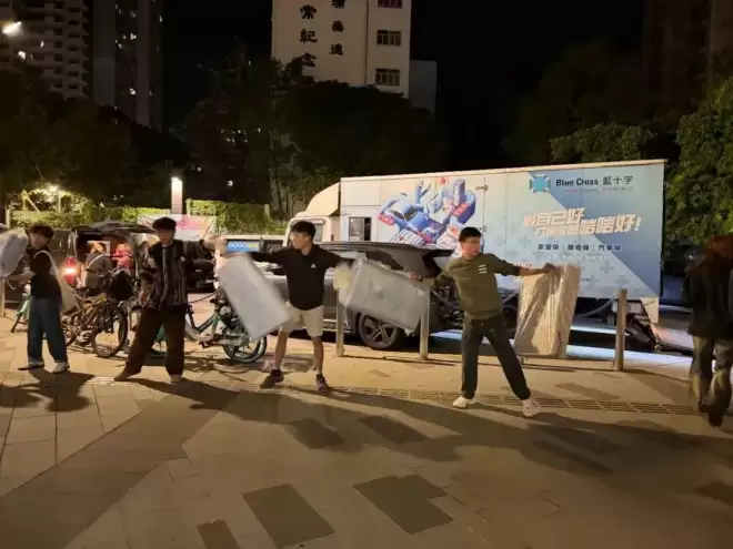 香港火灾中逃出来的不少人两手空空 家当只剩手机