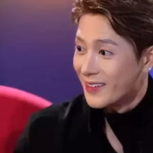王嘉尔曝自己解决生理需求，女主持听完抿嘴笑