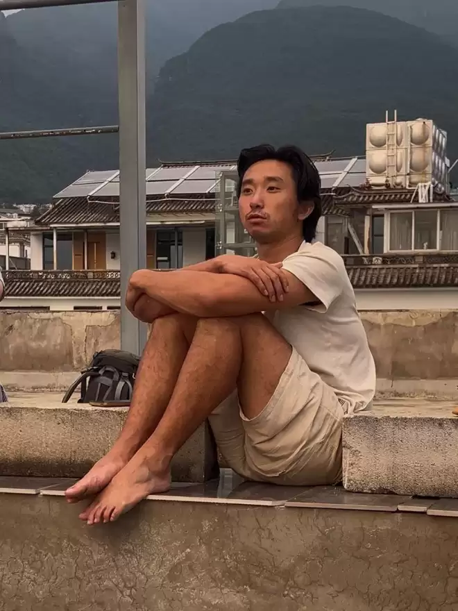 32岁富二代有三个硕士文凭,却在大理流浪,月花100元