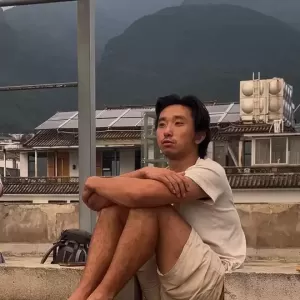32岁富二代有三个硕士文凭,却在大理流浪,月花100元