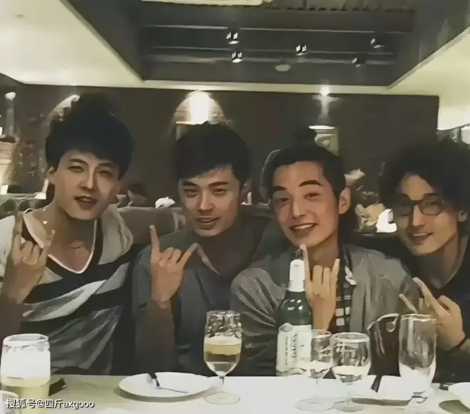 上戏80周年校庆聚餐曝光！郑恺雷佳音挤小包间...
