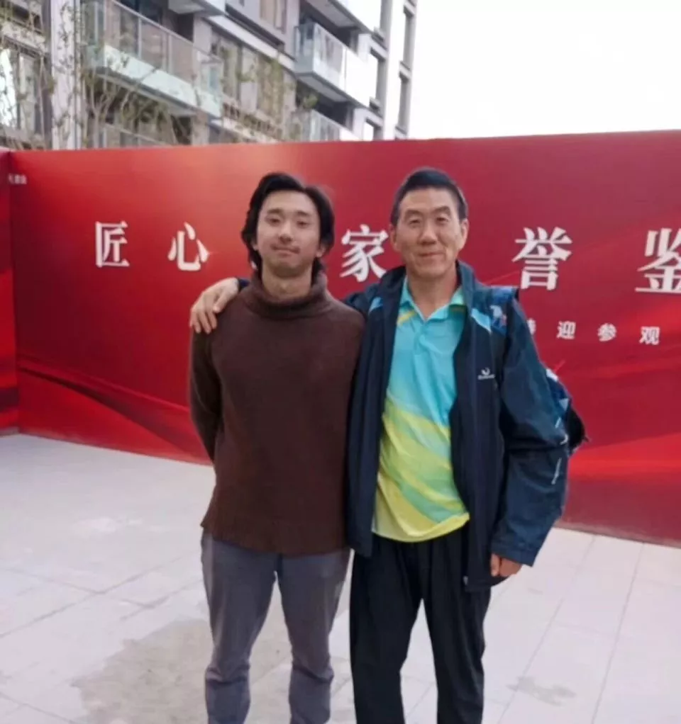32岁富二代有三个硕士文凭,却在大理流浪,月花100元