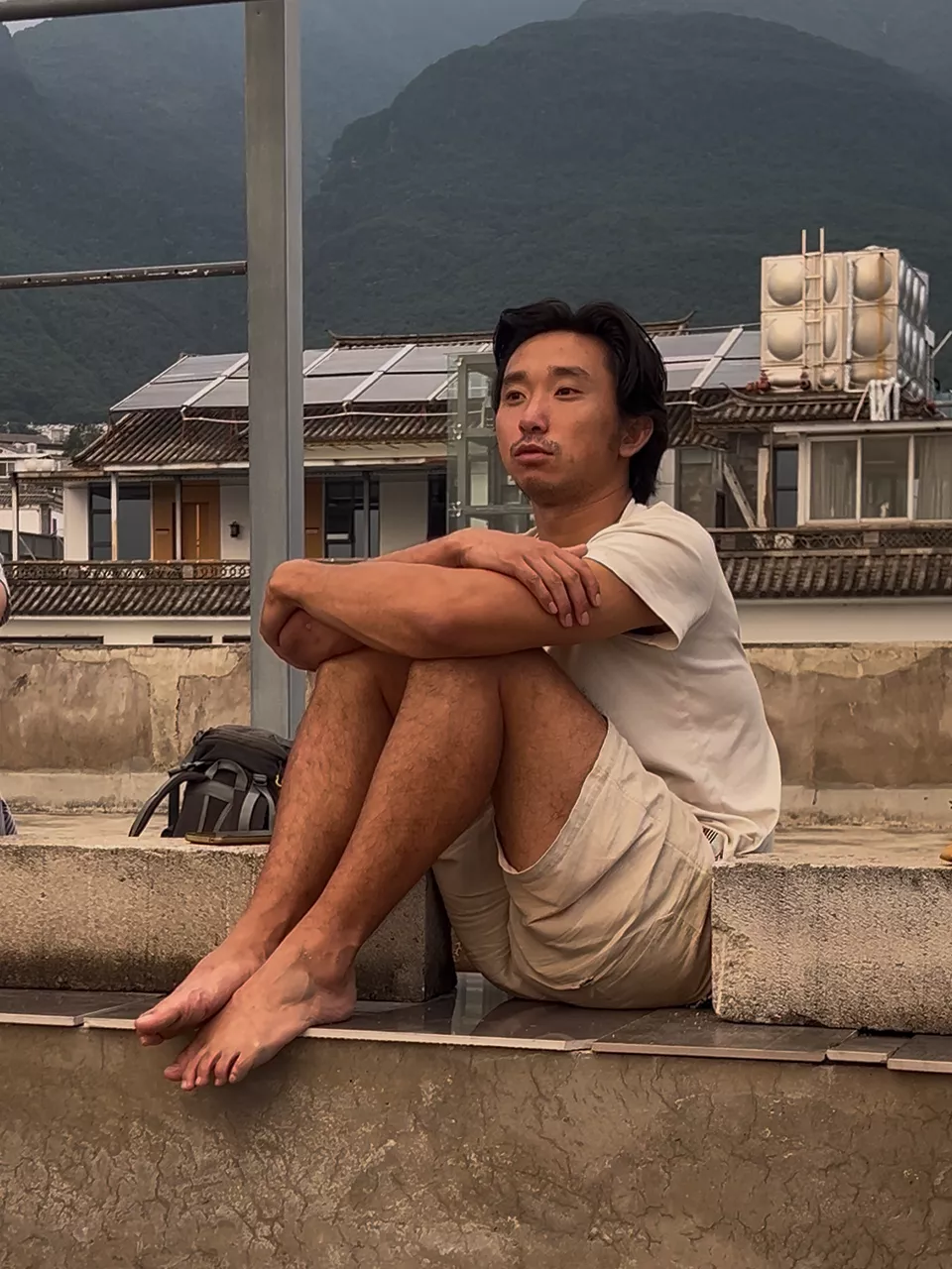 32岁富二代有三个硕士文凭,却在大理流浪,月花100元