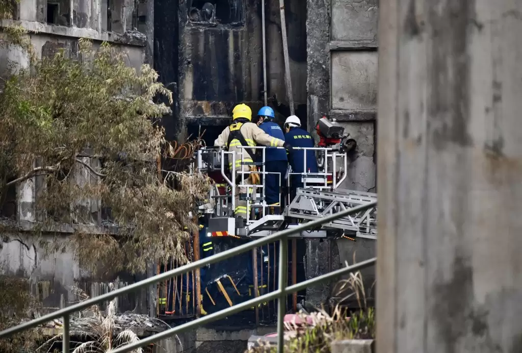 【持续更新】宏福苑大火159死  DVIU徒手挖掘遗体&nbsp; 有数具看似一家