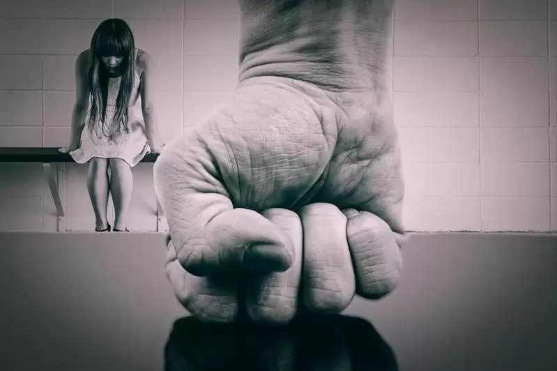 英国华裔男子教保员性侵幼儿园学童 当庭认26起罪行