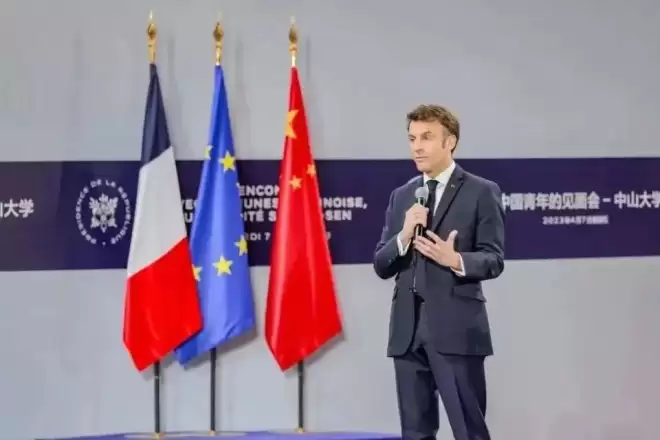 马克龙偕同夫人访华 王毅接机 抵京后发文：很高兴