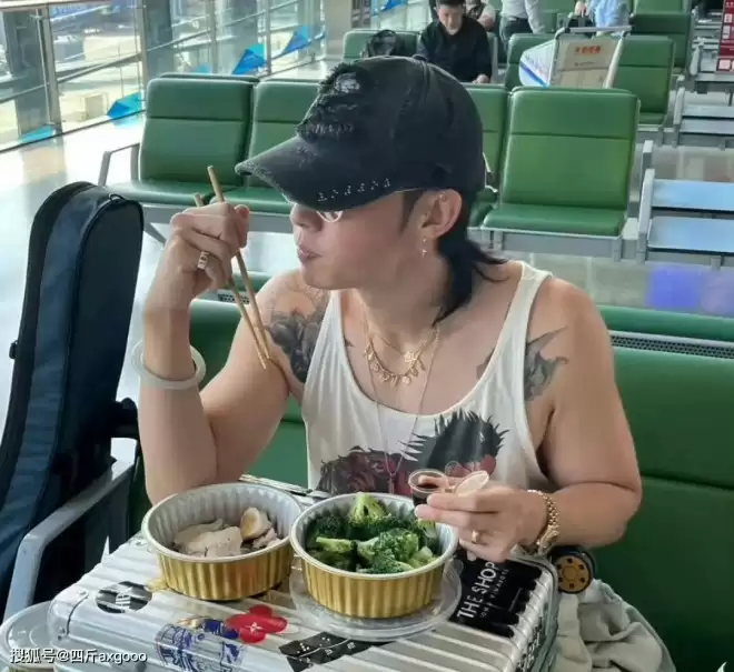 老人味？吴建豪减重后大变样，双颊凹陷瘦脱相，本人解释角度问题