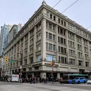 温市中心原Hudson's Bay旗舰店大楼挂牌出售