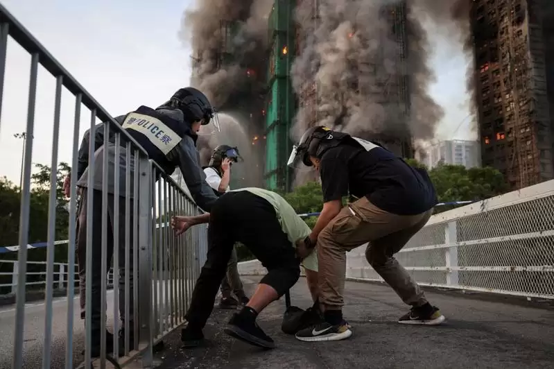 眼睁睁看著妻子被烈焰吞噬 举手痛哭的老翁成香港灾难象征　