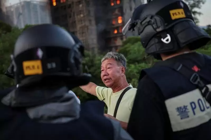 眼睁睁看著妻子被烈焰吞噬 举手痛哭的老翁成香港灾难象征　