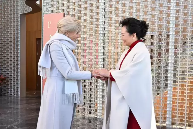 彭丽媛同法国总统夫人布丽吉特参观人民艺术剧院