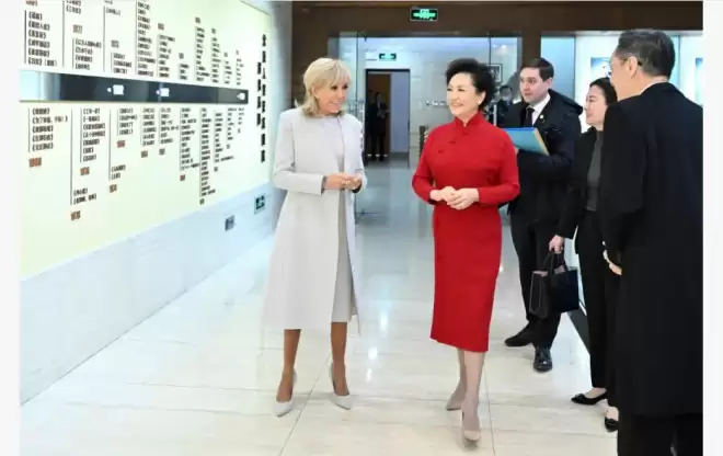 彭丽媛同法国总统夫人布丽吉特参观人民艺术剧院