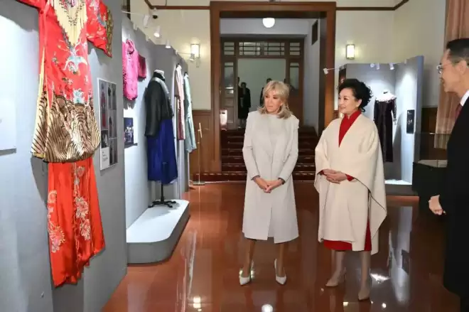 彭丽媛同法国总统夫人布丽吉特参观人民艺术剧院