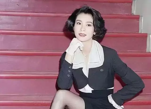 香港知名女星新剧霸气登场，多次和小鲜肉传绯闻