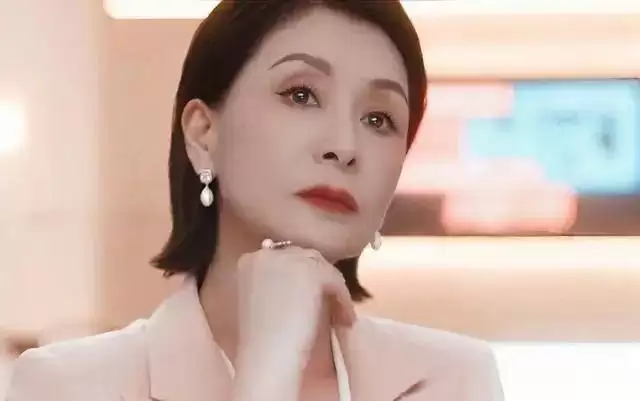 香港知名女星新剧霸气登场，多次和小鲜肉传绯闻
