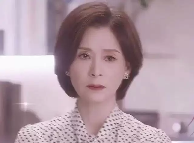 香港知名女星新剧霸气登场，多次和小鲜肉传绯闻