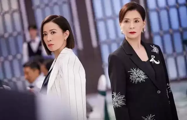 香港知名女星新剧霸气登场，多次和小鲜肉传绯闻