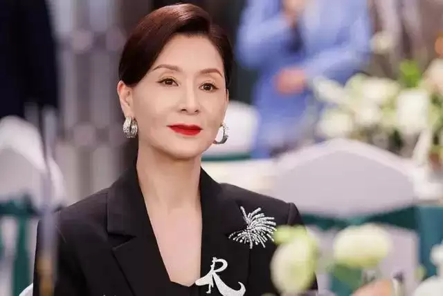 香港知名女星新剧霸气登场，多次和小鲜肉传绯闻