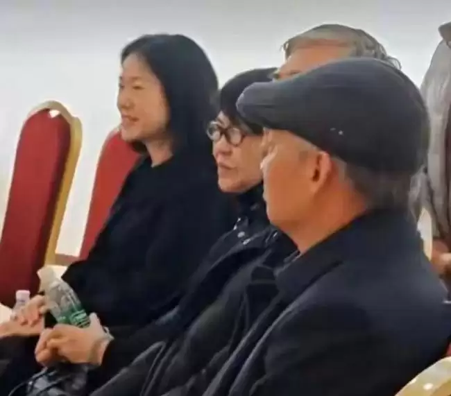 杨振宁逝世后翁帆首度参加活动 翁母陪同心事重重