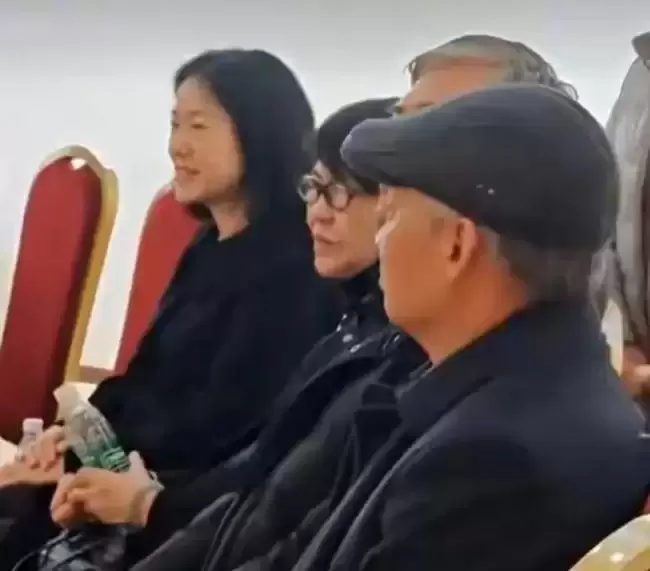 杨振宁逝世后翁帆首度参加活动 翁母陪同心事重重