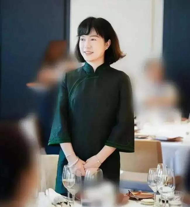 杨振宁逝世后翁帆首度参加活动 翁母陪同心事重重