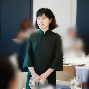 杨振宁逝世后翁帆首度参加活动 翁母陪同心事重重