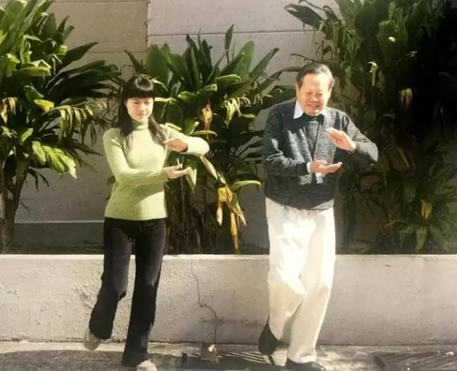 杨振宁逝世后翁帆首度参加活动 翁母陪同心事重重